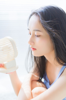 宝贝…趴在墙上张开腿按摩器